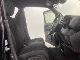 女性でも運転がしやすいように、シートの高さ調整機能(シートリフター)がついています。運転席と助手席の間が空いている為、助手席側への移動がスムーズです。交通量の多い道でも助手席側から乗り降りができます。