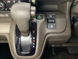 CVT車のセレクトレバーです。低速から高速まで、変速ショックのないスムーズな走りと、エンジン効率のよい領域を維持して燃費にも貢献します。サイドブレーキはスイッチ操作の電子制御パーキングブレーキです。