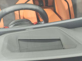 【ヘッドアップディスプレイ】現在の車速表示や目的地へのルート案内やメディア関連のリストを表示する事が可能です。視線移動を減らす事によりドライブに集中して頂けます。