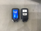 スマートキーを装備しています。鍵を差し込むことなくドアロックの開け閉めと、スタートボタン操作でのエンジンスタートができます。スペアキーも同じものを用意しております。