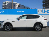 純正アルミで全体的にデザインがまとまっています。車も人も、オシャレはまずは足元からですね。