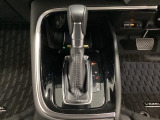 「e:HEV」は、モーター走行を中心にしながら電気エネルギーやエンジン動力を最も効率よく使い分けることができる賢いハイブリッドシステムです。サイドブレーキはスイッチ操作の電子制御パーキングブレーキです