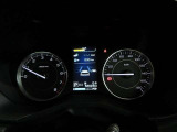 運転に役立つ情報を分かりやすく表示するマルチインフォメーションディスプレイを中央に配したとても見やすいメーター