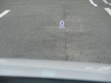 運転視界の遠方上方に虚像を投影することで前を見ながら情報の視認ができます。本当にドライバーが必要な情報を適切に伝え、楽しんで頂くことを考えた新世代装備です。※虚像は2.6m前方に浮かぶイメージです。
