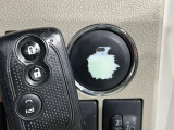 【キーフリーシステム】カバンやポケットに入れたままでもドアの施錠・解錠が可能なスマートキーを装備。エンジンのオン・オフ時もカギを取り出す必要が無いからとっても便利です♪