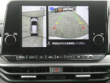 全周囲カメラで、クルマを上空から見下ろしているかのような映像を映し出します。周囲の状況がひと目でわかります!