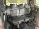 床下収納式のサードシートです。座席部分をコンパクトに収納でき、広大な荷室スペースとしてお使いいただけます!乗車人数や荷物の量など利用シーンに合わせて3列目を有効活用でき、とっても便利♪
