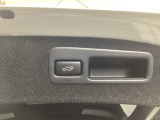 スマートキーや運転席のボタンを押すだけでリアゲートが自動で開閉します!荷物を持っている時や、高い位置にあるバックドアを閉める際に便利な機能です♪