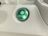 ECON モードをON にするとアクセルペダルの動きに対するエンジンの反応とエアコンの制御を切り換えることで、燃費のいい運転をするドライバーがペダルを踏んだ時と同じようにエンジンを制御します。