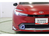1灯の光源でローとハイビームの切替えが行えるBi-BeamLED。ターンランプ、クリアランスランプ、デイライトを備えたライン発光が昼夜を問わず優れた被視認性を確保するとともに、先進的な印象を放ちます。