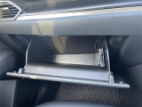 【グローブボックス】大容量のグローブボックスです!!車検証ケース他、日頃使う小物類の収納スペースもたくさんあります!