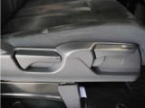 【ハイトアジャスター】レバーの上下操作だけで、座面を運転しやすい高さへ簡単に調節できます。