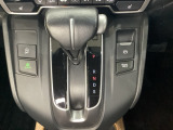 CVT車のセレクトレバーです。低速から高速まで、変速ショックのないスムーズな走りと、エンジン効率のよい領域を維持して燃費にも貢献します。サイドブレーキはスイッチ操作の電子制御パーキングブレーキです。