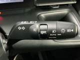 【オートライト】車のセンサーが周囲の明るさを感知し、自動でヘッドライトを点灯・消灯する機能です。この機能は夕暮れ時の交通事故が多い時間帯の安全性を高めてくれます。