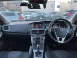 大人気コンパクトステーションワゴンのV40のディーゼル車が入荷いたしました!バックカメラやクルーズコントロール等大人気装備も充実しております!スタッフおススメの一台となっておりますのでお早めにどうぞ!
