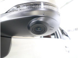 助手席側で見えにくい左前方の映像を、車内のマルチファンクションディスプレイに映し出します。前方への駐車や左寄せ、狭い道でのすれ違いなど、さまざまなシーンで安心して運転できる便利な機能です。