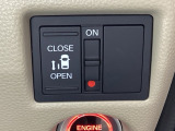 左側電動スライドドアは運転席からでも操作ができるように、ハンドル付近に開閉の操作スイッチが付いています。