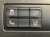 運転席脇のクラスタースイッチ部分にはアイドリングストップOFF、車線逸脱警報、その他走行系スイッチを集中配置しております。