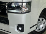【LEDヘッドライト】悪天候や夜間走行時も良好な視界を確保し安心して運転できる高輝度LEDヘッドライトを装備!点灯速度が早く、消費電力も抑えられています。