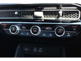 フルオートエアコンを装備。車内の温度設定だけでなくPM2.5にも対応した高性能集塵フィルターも装備しており車内はいつも快適空間♪