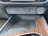 USBソケット2口とワイヤレス充電器☆気の利いた便利な装備です♪