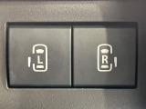 【両側パワースライドドア】スマートキーや運転席のスイッチで後席両側スライドドアの開閉が可能♪電動だから力を入れてドアを開ける必要が無く、小さなお子様でも簡単に開け閉めでき快適です♪