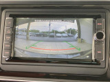 ギアをリバースに入れると車両後方の映像を映し出します。画面にはガイドラインが表示され、車庫入れや縦列駐車などの際に安全確認をサポートします。