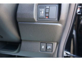 片側電動スライドドア付。通常のドアに比べて、車のボディーに対し平行に開閉し、開けてもスペースを取りません。出入り口が大きいドアはお子様のいるご家庭はもちろん、混んだ駐車場でも大活躍です!