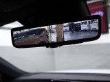 【デジタルインナーミラー】車両後方カメラの映像をインナーミラー内のディスプレイに表示。視界を遮るものがない映像で、後方の安全確認がより快適になります。一度お店でご確認して下さい!!
