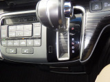 インパネシフトだから視線の移動も少なく足元もスッキリ♪運転席もゆったりしているのでゆとりを持ってドライブできますね!