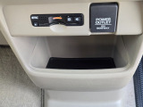 足元には便利なセンターロアボックスを設置。車内を整理しやすく、使い勝手の良さが魅力です。