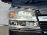 【LEDヘッドライト】悪天候や夜間走行時も良好な視界を確保し安心して運転できる高輝度LEDヘッドライトを装備!点灯速度が早く、消費電力も抑えられています。