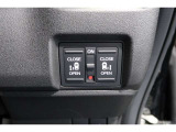 ◆◆両側電動スライドドア!!荷物で手が塞がる時など簡単にドアの開閉が出来ます!何より力いらずで開閉OK!女性やお年寄りにも優しい♪電動機能はOFFにもできますから元気なお子様の駆け出しも安心!