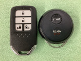 スマートキー付きですからドアロックの開閉およびエンジンスタートが楽々です。電動スライドドアの開け閉めもボタンで操作できます。加えて、純正リモコンエンジンスターター用の操作キーもついています。