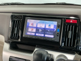 【バックカメラ】運転が苦手な方も車庫入れラクラクです!ギアをリバースに入れれば自動的に切り換わりますので、面倒な操作は不要です♪狭い駐車場もお車を傷つけず安心ですね!
