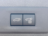 【パワーバックドア】スマートキーや運転席のボタンを押すだけでリアゲートが自動で開閉します!荷物を持っている時や、高い位置にあるバックドアを閉める際に便利な機能です♪