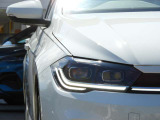 【IQ.LIGHT】 対向車や先行車のドライバーを眩惑することなく、前方の路面と路肩を広範囲に明るく照らすことができるマトリックスLEDヘッドライトを装備。快適なドライブをアシストします。