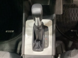 CVT車のセレクトレバーです。低速から高速まで、変速ショックのないスムーズな走りを実現するとともに、エンジン効率のよい領域を維持することで燃費にも貢献します。