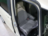 程よい硬さとホールド性が高いシートで長時間運転も快適です。