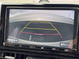 【バックモニター】後方の障害物や歩行者を確認できるバックモニター。狭い駐車場や混雑した場所でも安心して車を操作できます。