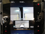 左右のサイドカメラ映像を同時に表示し、車両周囲の死角をしっかりカバー。狭い道や駐車時の接触リスクを減らし、安心して操作できる視界を確保します。