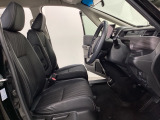 女性でも運転がしやすいように、シートの高さ調整機能(シートリフター)がついています。運転席と助手席の間が空いている為、助手席側への移動がスムーズです。交通量の多い道でも助手席側から乗り降りができます。
