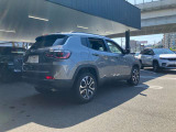 【ホイールアーチ】台形ホイールアーチはJeep伝統のデザインです。採用している理由は諸説ありますが、オフロードを走行する際にタイヤとボディが干渉しあわないよう配慮した作りにするためとなります。