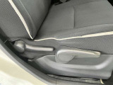 運転席の足元は広々としており、座席は大きく前後にスライド出来るので自分に合ったポジションで運転する事が出来ます。アクセルやブレーキにクセもなくとても運転のしやすい車両です。