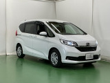狭い駐車場でも、スライドドアならチャイルドシートへのお子さまの乗降や荷物の積載もスムーズ。とても便利な【両側電動スライドドア】ドアハンドを少し引くだけでリアドアが自動開閉します。