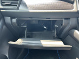 【グローブボックス】大容量のグローブボックスです!!車検証ケース他、日頃使う小物類の収納スペースもたくさんあります!