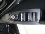 運転席には、ドアミラーの開閉および角度調整、集中ドアロック機能、さらには全ウィンドーの開閉操作を可能にするスイッチが一つに集約。運転中でもスムーズかつ効率的に操作でき、安全性と快適性に役立っています。