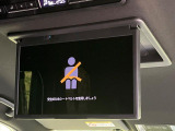 【14型有機ELフリップダウン】三列目からでも迫力のエンタメが観れる大画面フリップダウン。有機ELのモニターでは、一般的なフリップダウンよりも高コントラストでキレイな映像を楽しめます。