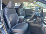 運転席まわりには十分なスペースがあり、大柄な方でもゆったり運転していただける環境です。