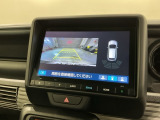 リバースギアに入れるだけで後方の表示へ切り替わります。夜間や雨の日の駐車も楽になりますよ。